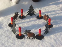 Kerzenkranz im Schnee by Angelika  Schütgens