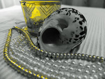 Stilllieben mit Perlen und Schnecke durch Gelbfilter by Eva Dust
