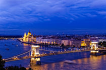 Night view of Budapest at blue hour von ebjofrie