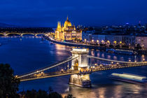 Night view of Budapest at blue hour von ebjofrie