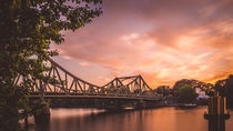 Glienicker Brücke im Sonnenuntergang von Franziska Mohr