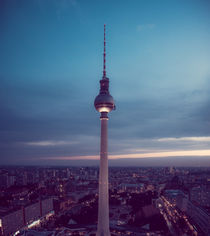 Berliner Fernsehturm zur blauen Stunde by Franziska Mohr