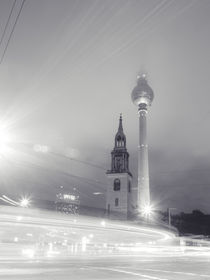 Fernsehturm im Nebel s/w von Franziska Mohr
