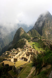 Mystische Inkastadt Machu Picchu bei Sonnenaufgang in Wolken gehüllt von Mellieha Zacharias