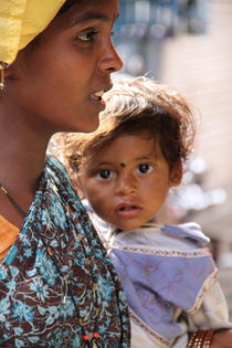 Young child and mother in India von Christina McGrath