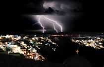 Lightning during a Thunderstorm on the island of Santorini, Greece von Yuri Hope