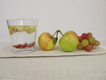 Detox Wasser mit Apfel und Traube von Heike Rau