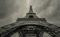 Paris - looking up the Eiffel tower von Toon van den Einde