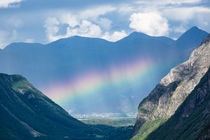 Landschaft mit Berge und Regenbogen von Rico Ködder