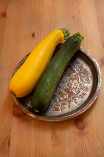 Gelbe und grüne Zucchini auf Kupferteller by lizcollet