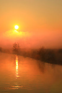 Sonnenaufgang über Wolken und Fluss by Bernhard Kaiser