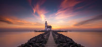 Lighthouse at sunrise von Toon van den Einde