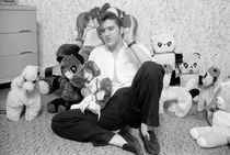 Elvis Presley with Teddy Bears, 1956 von Phillip Harrington