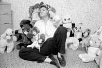 Elvis Presley with Teddy Bears, 1956 von Phillip Harrington