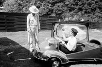 Elvis Presley with his Microcar 1956 von Phillip Harrington