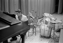 Elvis Presley on piano 1956 von Phillip Harrington