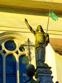 Heiligenfigur vor Kirche von Eva Dust