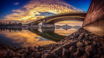 Between sky and water, Margaret bridge in Budapest von Zoltan Duray
