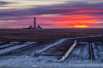 Sonnenuntergang im Winter am Leuchtturm Westerheversand von Moritz Wicklein