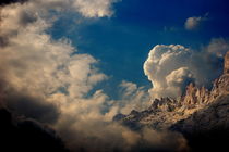 Heaven and Earth, Clouds and Mountains von Yuri Hope