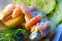 Pellkartoffeln mit Shrimps-Salat und Gurken by lizcollet