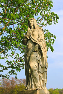 Statue im Frühling von Bernhard Kaiser