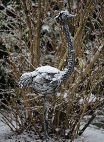 Flamingo-Skulptur im Schnee von Simone Marsig