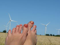 Füße tiefenentspannt vor dem Kornfeld und Windmühlen by Simone Marsig