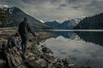 Wanderer mit Gletscherblick am Cheakamus See bei Whistler by hummelos