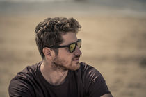 Portrait eines Mannes am Strand by hummelos