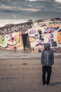 Portrait vor Bunker am Strand von hummelos