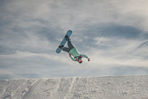 Snowboarder performing Superman backflip von hummelos