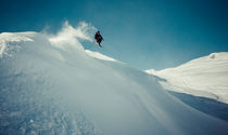 Skifahrer springt eine Wechte im Tiefschnee von hummelos
