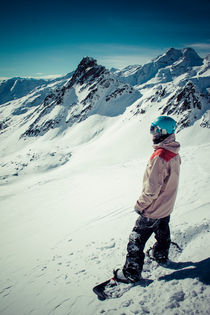 Snowboarder vor Alpenkulisse von hummelos