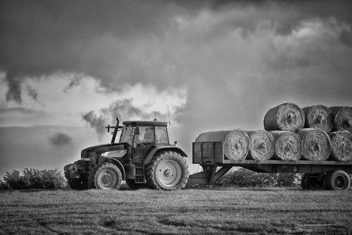 Bw-tractor-bales