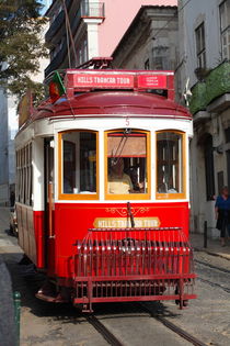 Lissabon : alte Strassenbahn in der Alfama von Torsten Krüger