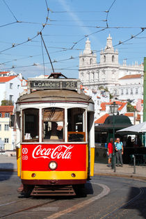 Lissabon : alte Strassenbahn in der Alfama von Torsten Krüger