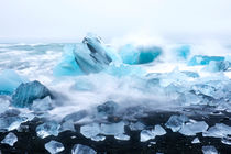 Ice rocks on a black sand beach in Iceland von nilaya