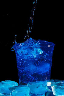 Blue curacao cocktail splash von nilaya