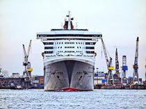 Queen Mary 2, Hamburg by Christoph Stempel