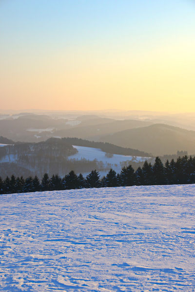 Winterlandschaft-vor-sonnenuntergang