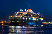 "Queen Mary 2 bei der Abfahrt in Hamburg" – Fotografie von elbvue by elbvue