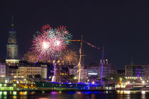 Feuerwerk über der Rickmer Rickmers in Hamburg von Dennis Stracke