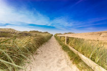 Langer Weg zum Strand an der Nordsee by Dennis Stracke