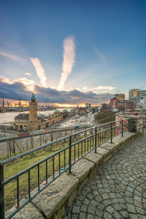 Blick zu den Landungsbrücken Hamburg Hafen by Dennis Stracke