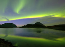 Aurora borealis - Fjord auf den Lofoten von gugigei