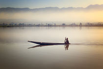 Fisherman on Inle Lake in Myanmar at sunrise von nilaya