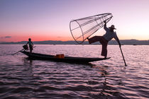 fisherman at Inle Lake in Myanmar at sunset von nilaya
