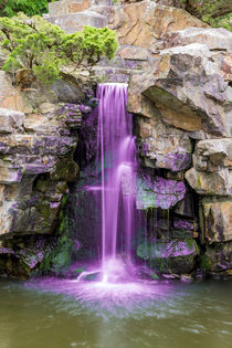 Wasserfall mit violettem Wasser von Mario Hommes