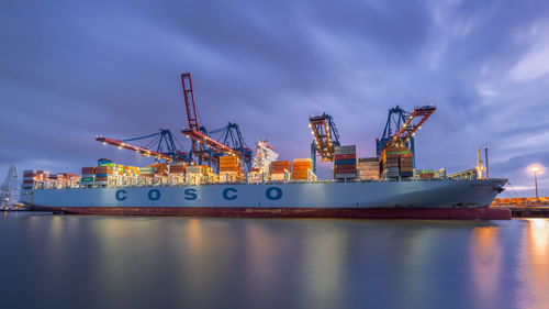 Photobia-cosco-containerschiff-hafen